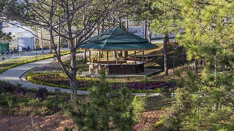 Khuôn viên bên ngoài