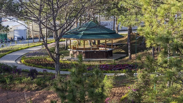 Khuôn viên bên ngoài