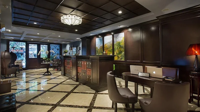 quầy lễ tân thực hiện thủ tục check in & check out