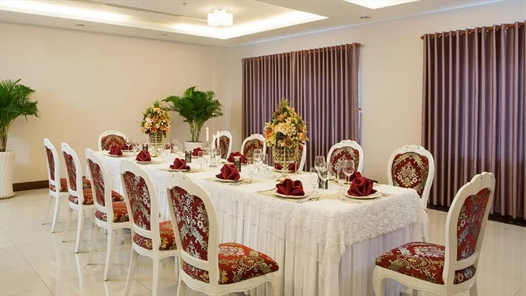 Bàn ăn tiệc đẹp mắt