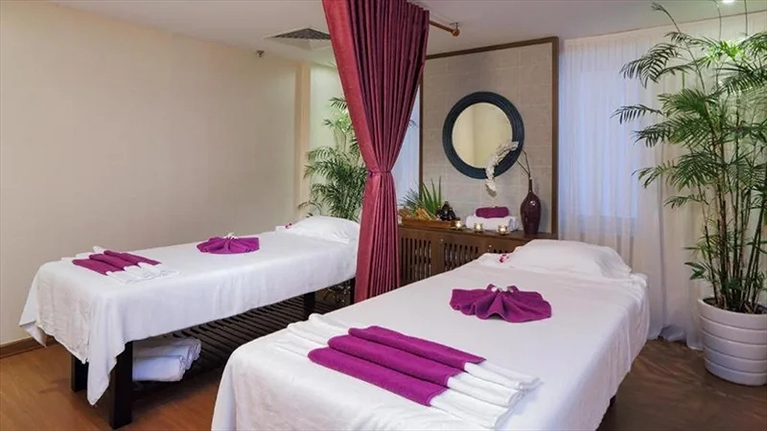 có màn che giữa các giường riêng tư