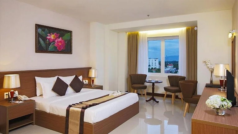 Phòng ngủ với giường king-size rộng rãi