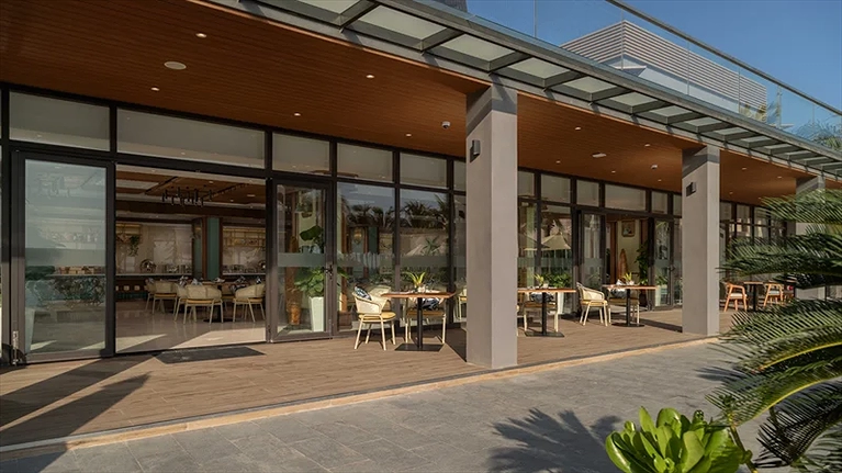 Nhà hàng Breeze ngay trước hồ bơi