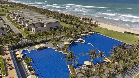 Hồ bơi nước mặn ngay trước biển