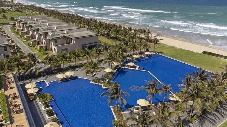 Hồ bơi nước mặn ngay trước biển