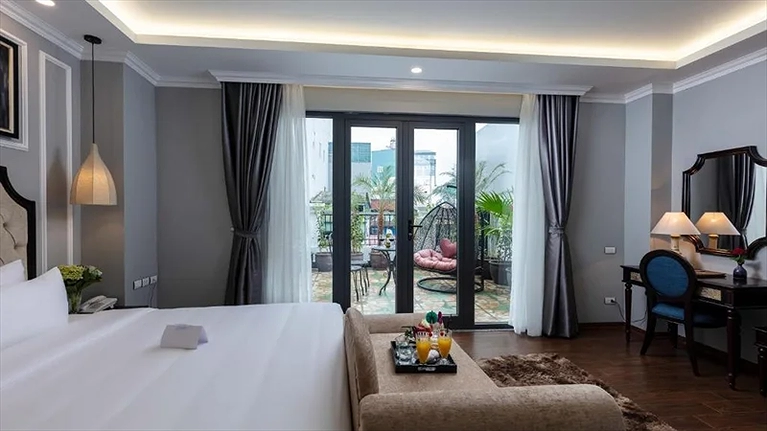 sân hiên rộng rãi trang bị ghế ngồi thư giản