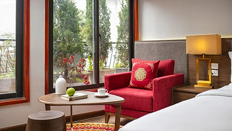 ghế bên cửa sổ ngắm cảnh quan