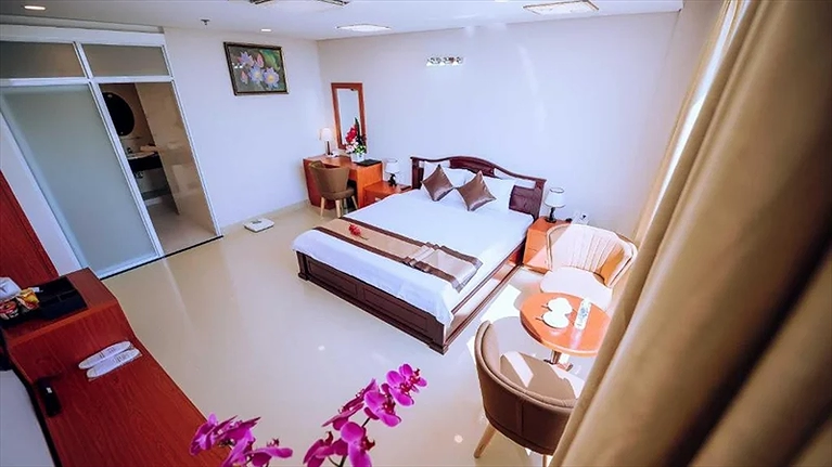 Có bàn trà nhỏ bên cạnh cửa sổ