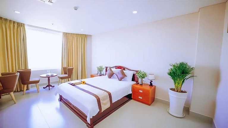 Phòng standard giường Queen rộng rãi