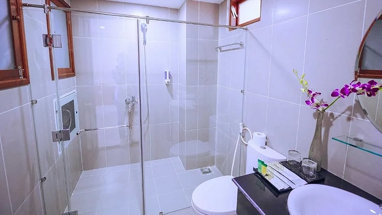 Toilet rộng rãi, sạch sẽ