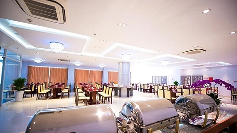 Nhà hàng rộng rãi