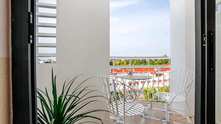 Ban công gồm ghế nhìn bao quát cảnh quang thành phố Cần Thơ