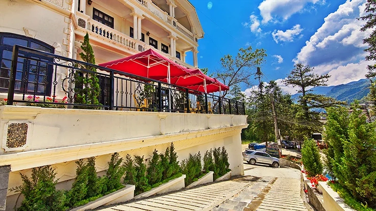 Quang cảnh bên ngoài khách sạn