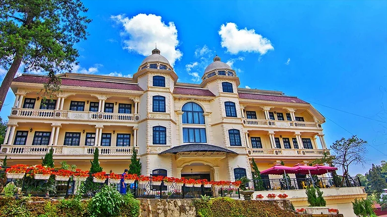 Quang cảnh bên ngoài khách sạn