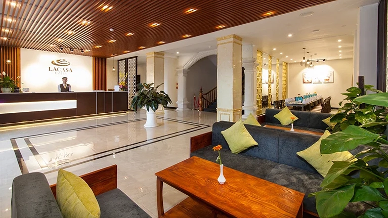 Quầy lễ tân thực hiện thủ tục check - in & check - out