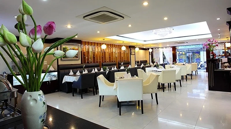 Khu vực nhà hàng và quầy bar