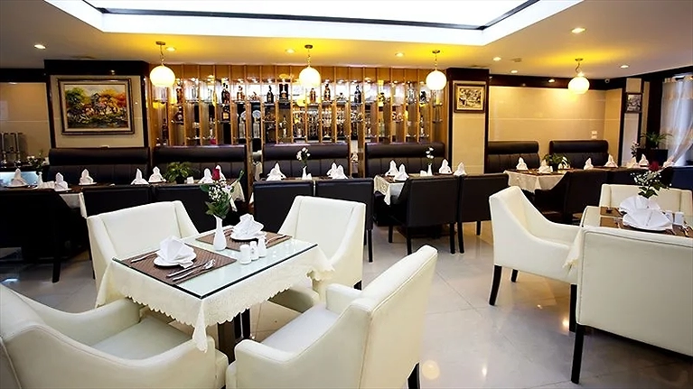 Khu vực nhà hàng và quầy bar