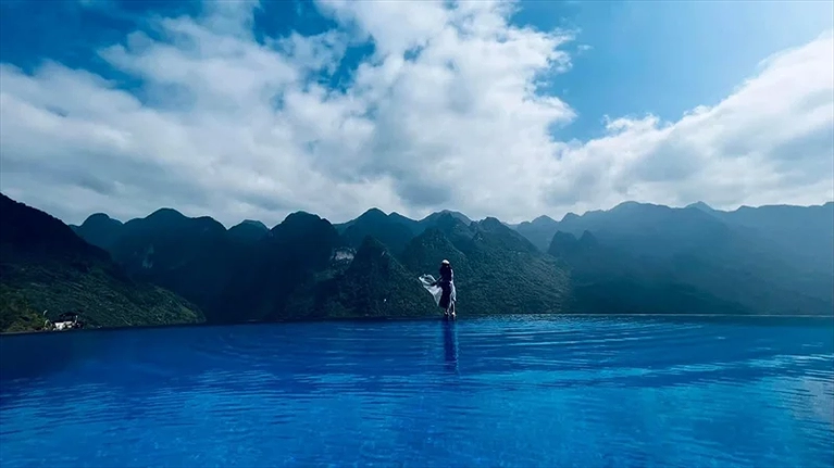 Hồ bơi ngoài trời