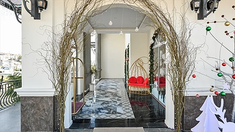 Thả bước trên hành lang xinh xắn trước khi bước vào quầy lễ tân