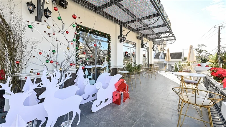 Thả bước trên hành lang xinh xắn trước khi bước vào quầy lễ tân