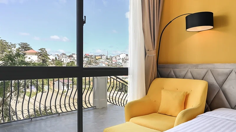 Phòng Deluxe được thiết kế với tông màu hiện đại