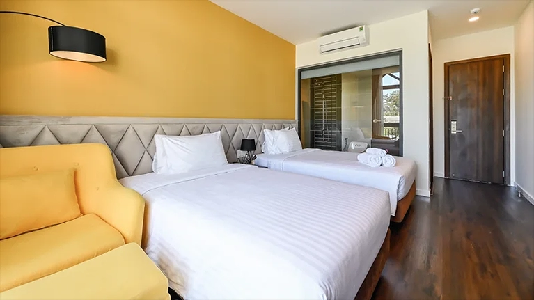 Phòng Deluxe được thiết kế với tông màu hiện đại