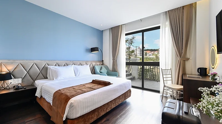 Phòng Deluxe được thiết kế với tông màu hiện đại