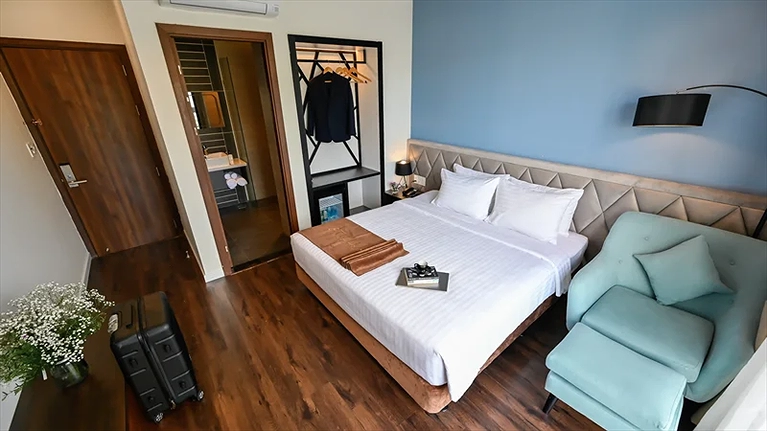 Phòng Deluxe được thiết kế với tông màu hiện đại