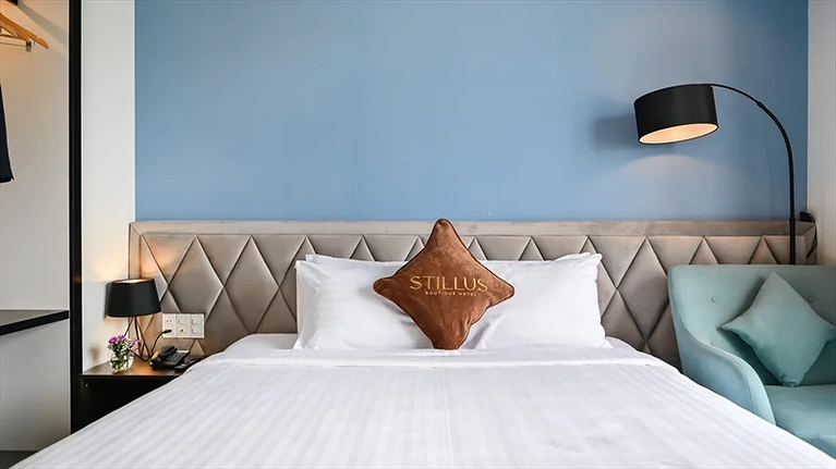 Phòng Deluxe được thiết kế với tông màu hiện đại