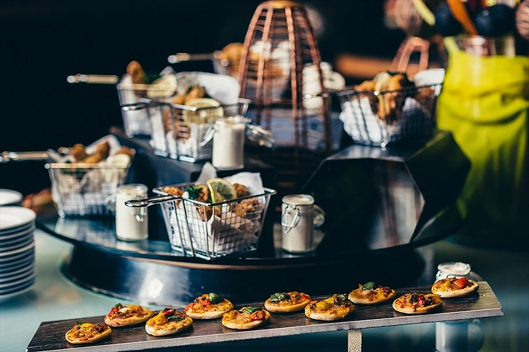 Thức ăn được bày trí lạ mắt