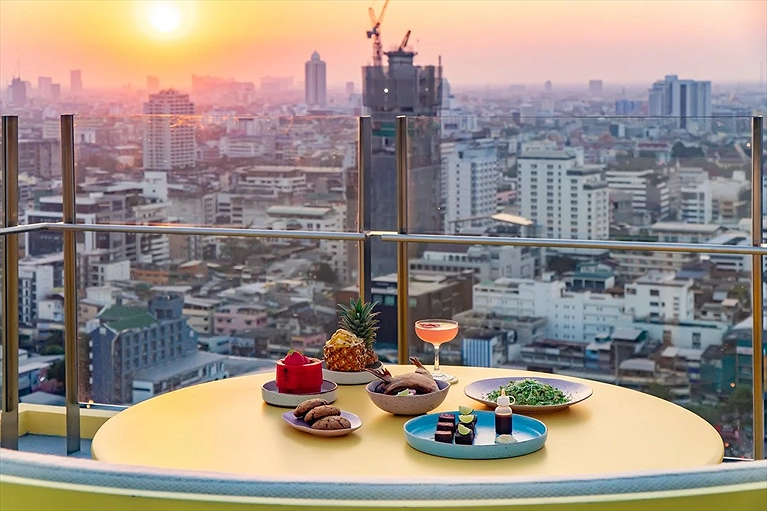 Ngắm hoàng hôn tại tầng 25 của khách sạn