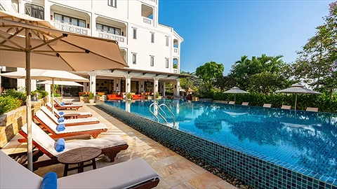 Hồ bơi ngoài trời