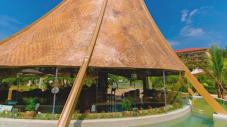 Iris Bar & Café là không gian hoàn hảo để thư giãn bên hồ nước vào bất kỳ thời điểm nào trong ngày