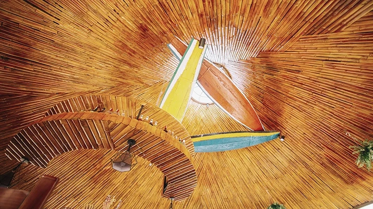 Iris Bar & Café là không gian hoàn hảo để thư giãn bên hồ nước vào bất kỳ thời điểm nào trong ngày