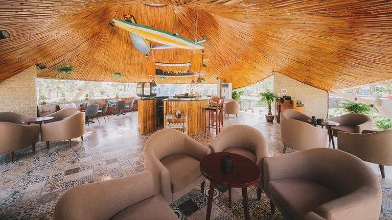 Iris Bar & Café là không gian hoàn hảo để thư giãn bên hồ nước vào bất kỳ thời điểm nào trong ngày