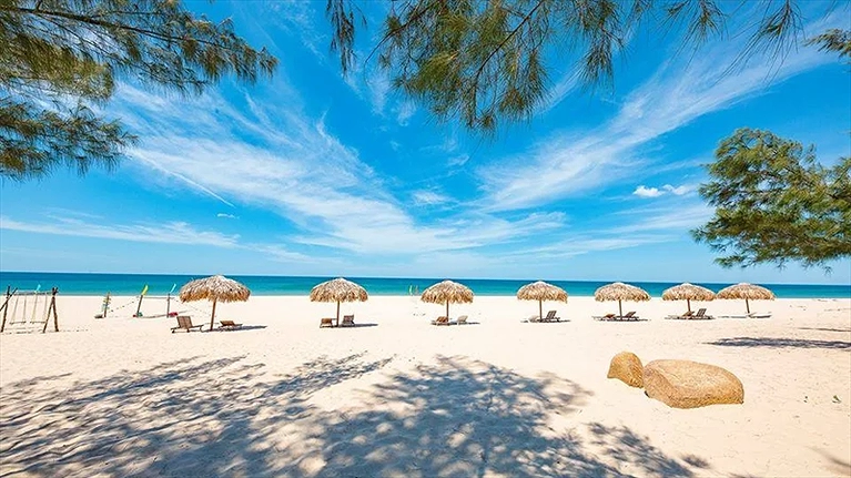 Tận hưởng làn nước trong xanh cùng bãi cát trắng mịn tại bãi biển resort