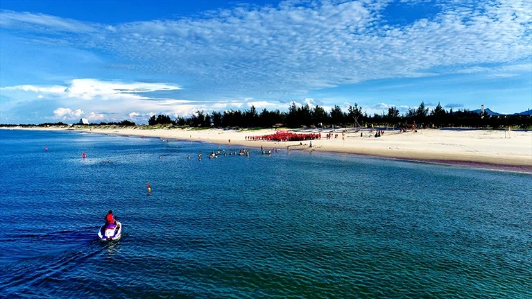 Tận hưởng làn nước trong xanh cùng bãi cát trắng mịn tại bãi biển tại resort