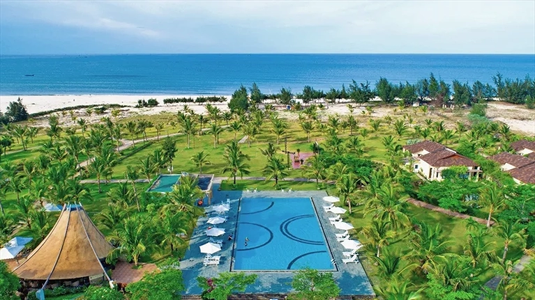 Thả dáng tại khu vực hồ bơi cùng dãy cát trắng phía xa xa