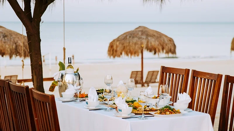 Thưởng thức các món đặc sản miền biển tươi ngon, vừa ngắm nhìn làn nước biển trong xanh hay nhẹ nhàng lắng nghe tiếng sóng vỗ