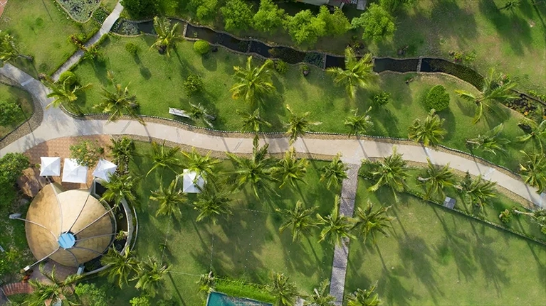 Một màu xanh mát bao phủ khu nghỉ nghỉ mang lại không khí trong lành