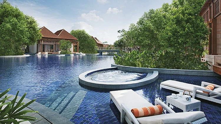 Hồ bơi với bồn nước nóng thư giãn