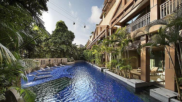 Hồ bơi dành riêng cho khách ở phòng Deluxe Pool & Suites