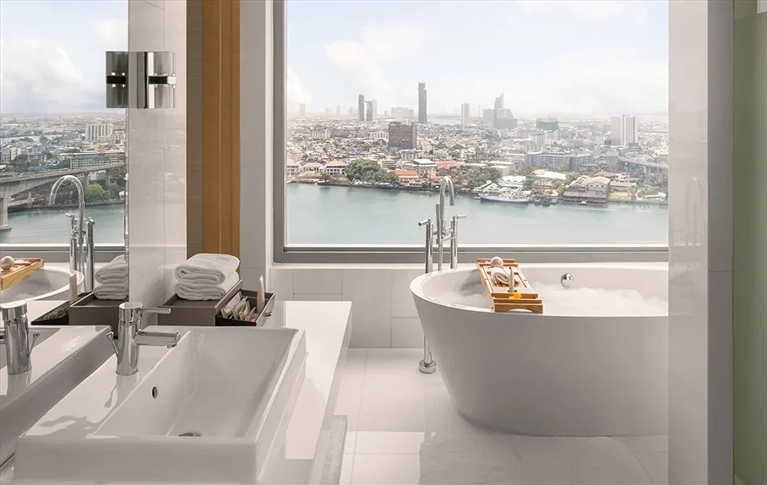Thư giãn trong bồn tắm nằm và ngắm nhìn khung cảnh thành phố