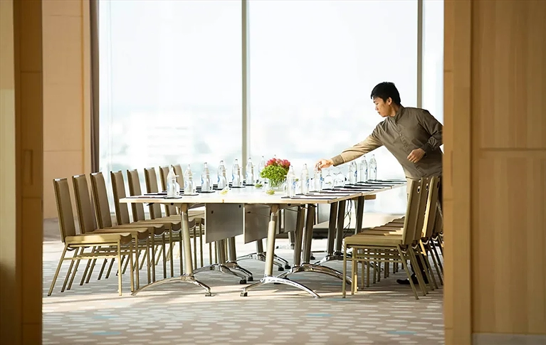 Nhân viên đang chuẩn bị, trang trí bàn họp