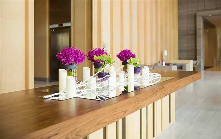 Khu vực sảnh chờ trang trí hoa tươi thanh lịch