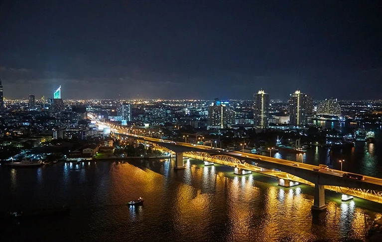 Tầm nhìn tuyệt vời ra sông từ tầng thượng