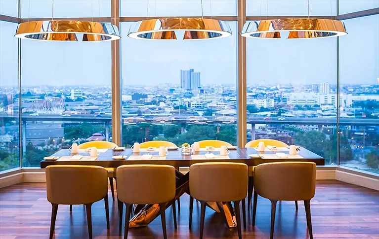 Bàn ăn gia đình với góc nhìn ra toàn thành phố