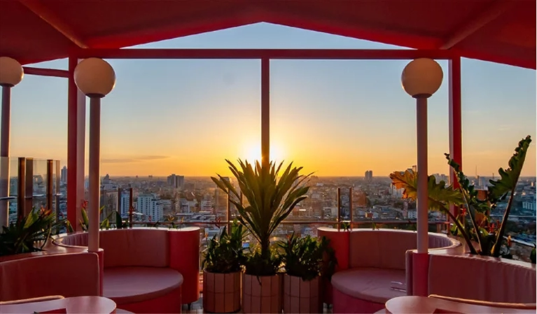 Tận hưởng cảm giác thữ giãn ngắm hoàng hôn tại khách sạn