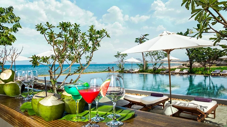 Thư giãn cùng đồ uống bên hồ bơi