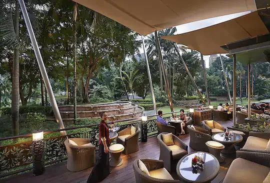 Thưởng thức cafe và hít thở không khí trong lành